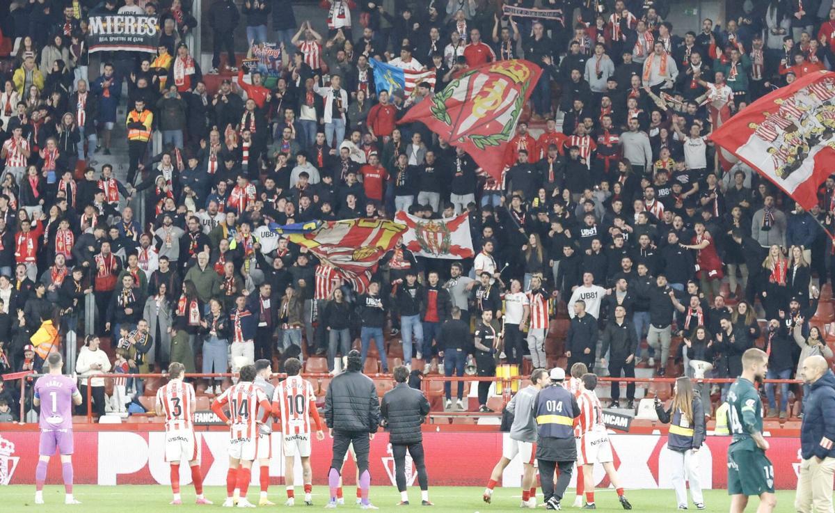 Los jugadores del Sporting celebran la última victoria en casa, ante el Huesca.