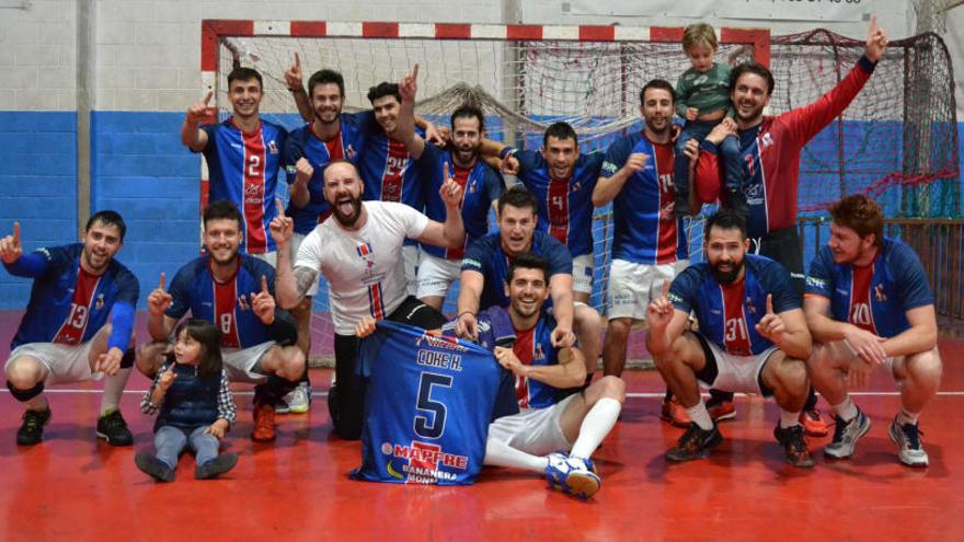 Los jugadores de Agustinos celebran este sábado en Alicante su título de campeón de Primera Nacional.