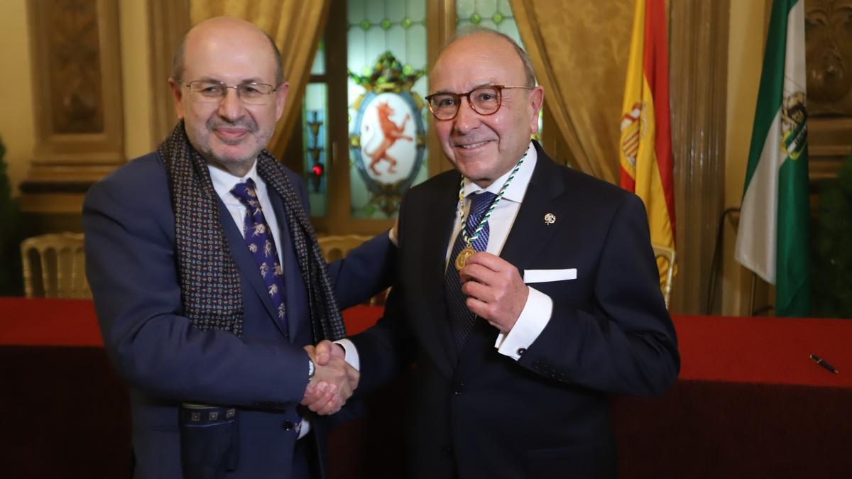 El presidente del Ateneo de Córdoba, el médico y escritor Antonio Varo Baena entrega la Medalla de Oro al presidente del Círculo, Pedro López Castillejo.