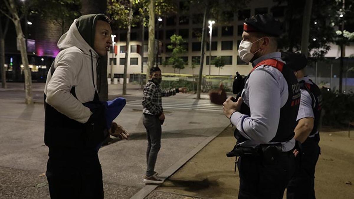 La noche de Barcelona se entrega al toque de queda. EL PERIÓDICO acompaña a patrullas de los Mossos y de la Guardia Urbana durante la segunda jornada de la prohibición.