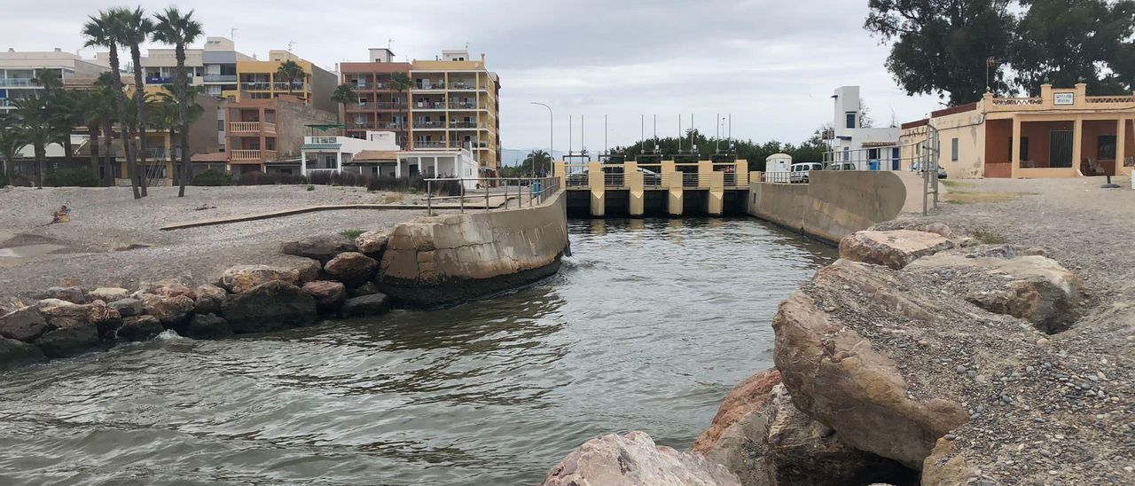 La causa es la rotura en el colector de aguas residuales entre la playa y la depuradora