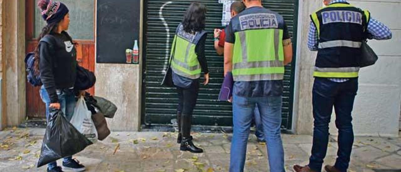 Dos agentes de la Policía clausuran de forma preventiva uno de los restaurantes del entramado en Palma el pasado diciembre.