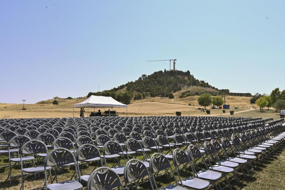 Todo preparado a los pies del Cristo del Otero de Palencia Todo preparado a los pies del Cristo del Otero de Palencia