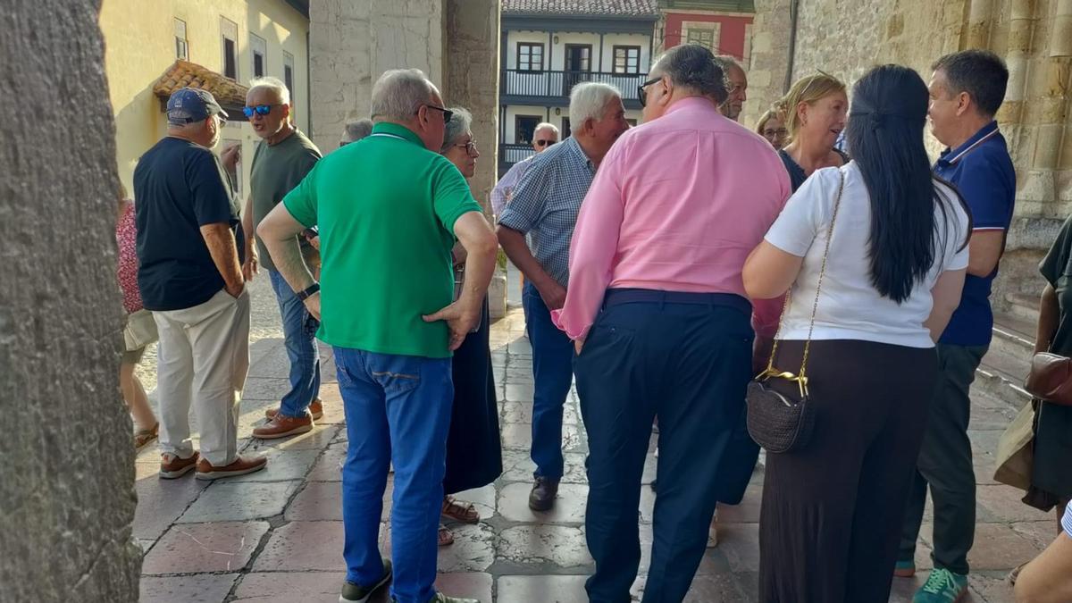 Asistentes saludando a Luisa Fernanda Lledías.
