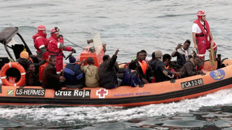 Miembros de Salvamento Marítimo, el jueves tras rescatar a varios de los 29 subsaharianos que intentaban alcanzar las costas españolas a bordo de cuatro balsas hinchables.