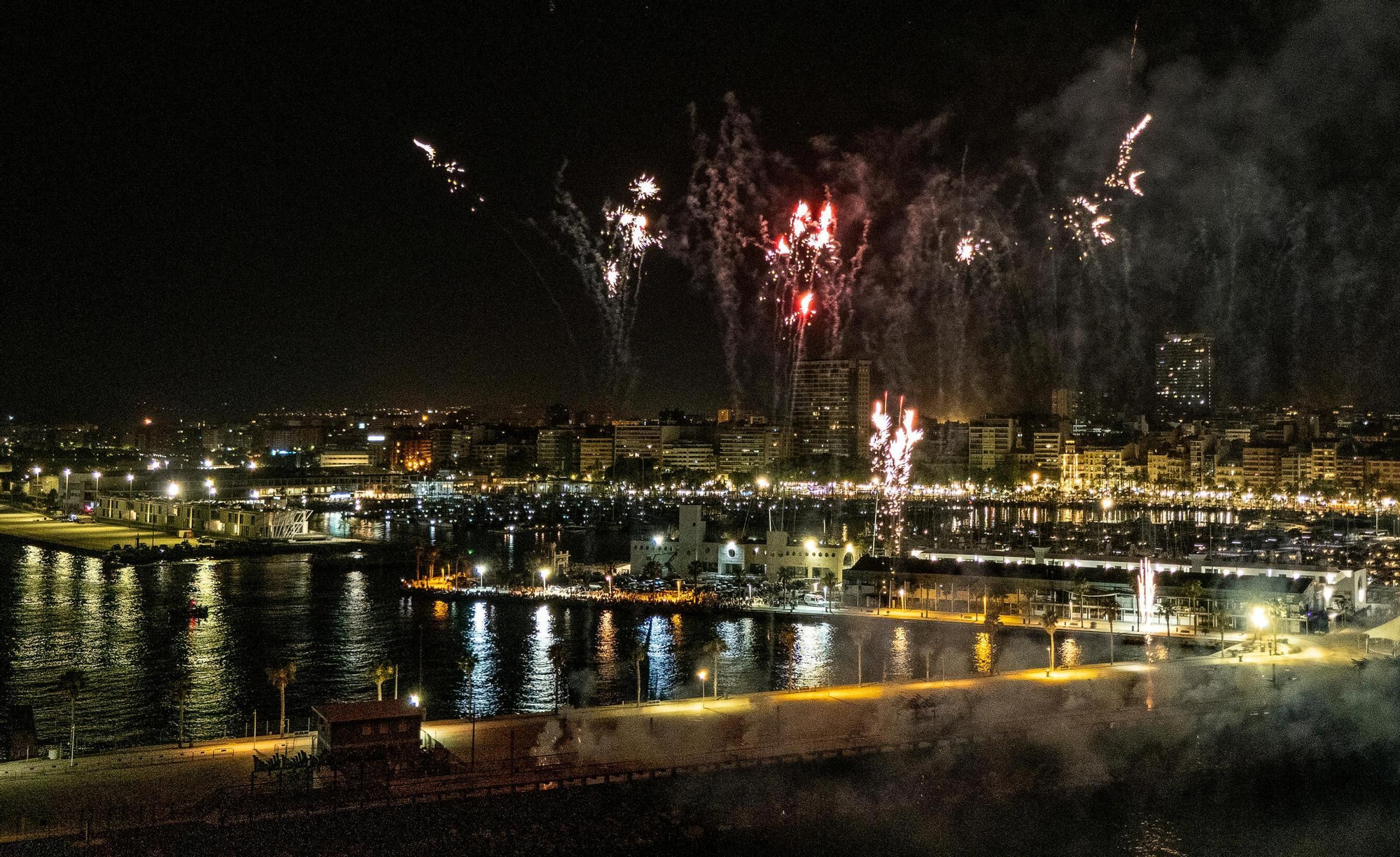 Los fuegos artificiales de Pirotecnia Turis cautivan desde el puerto de Alicante