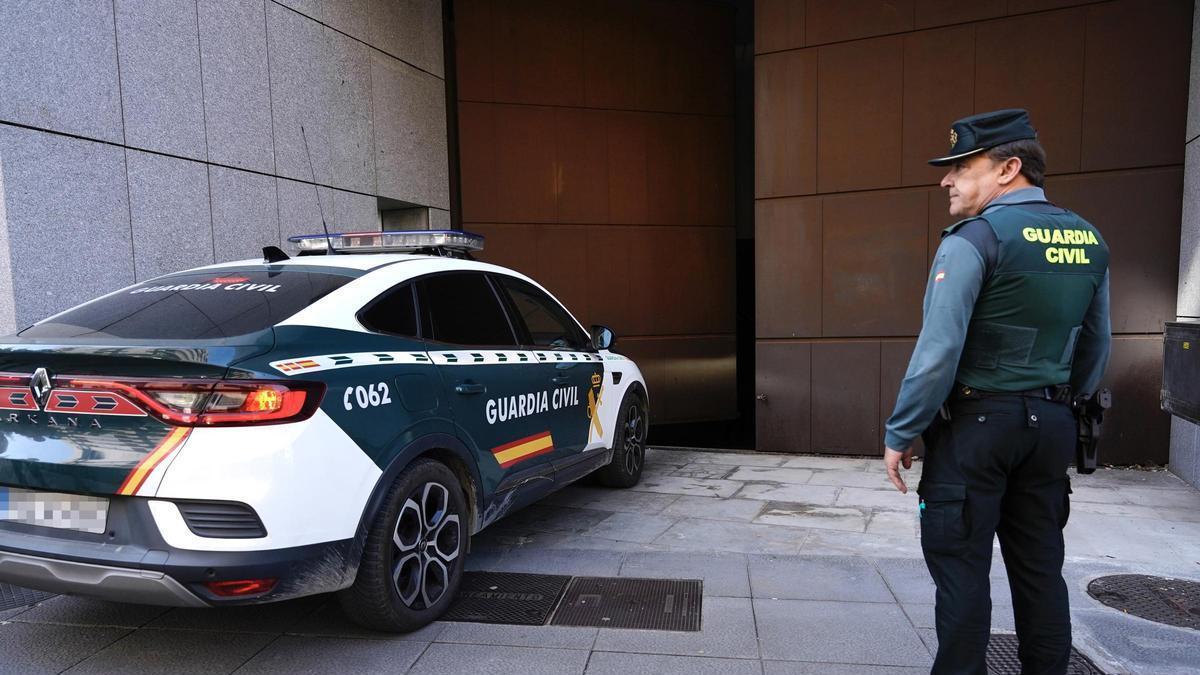 Un coche de la Guardia Civil con los padres de los tres niños encerrados en el chalet de Fitoria entra en las dependencias del Palacio de Justicia, en Oviedo, el 30 de abril de 2025.