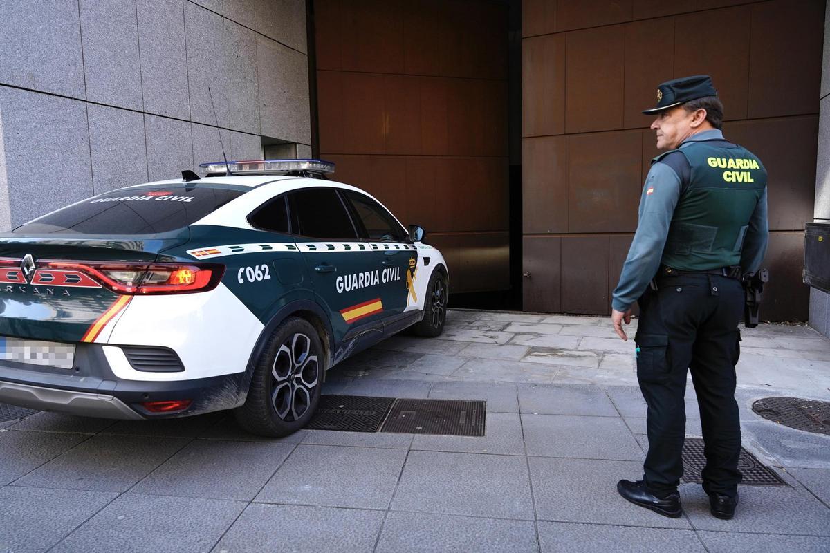 Un coche de la Guardia Civil con los padres de los tres niños encerrados en el chalet de Fitoria entra en las dependencias del Palacio de Justicia, en Oviedo, el 30 de abril de 2025.