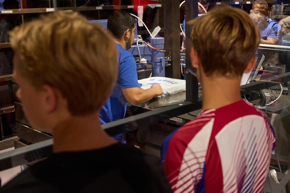 ¡Locura por la nueva camiseta blanca del Barça!