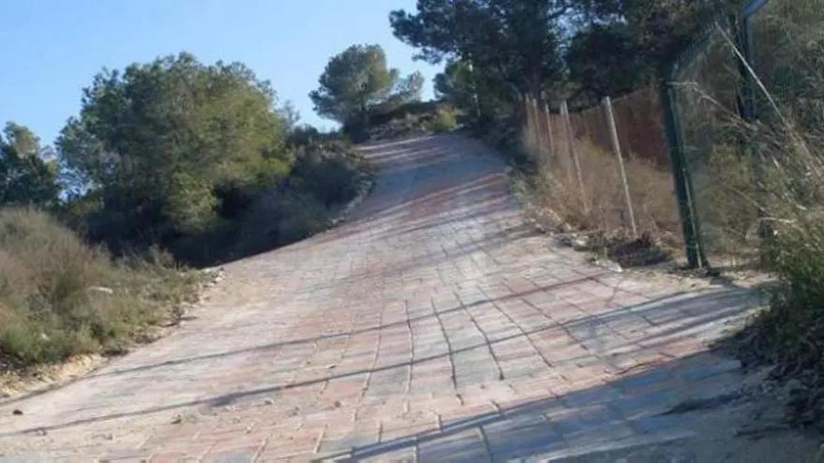 Camino ilegal al chalé adoquinado sobre suelos de otros propietarios