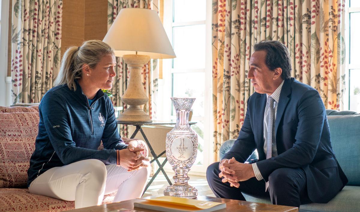 Vicente Rubio conversa con la capitana europea de la Solheim Cup 2023, Suzanne Pettersen