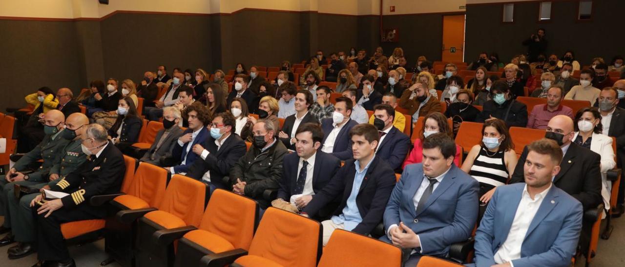 Los alumnos egresados, junto a sus familiares, ayer, en el salón de actos de la Escuela de Marina Civil.