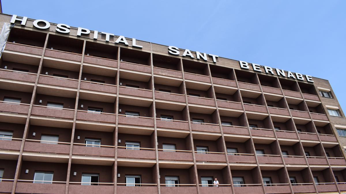 La façana de l’Hospital de Berga manté el nom de Sant Bernabé