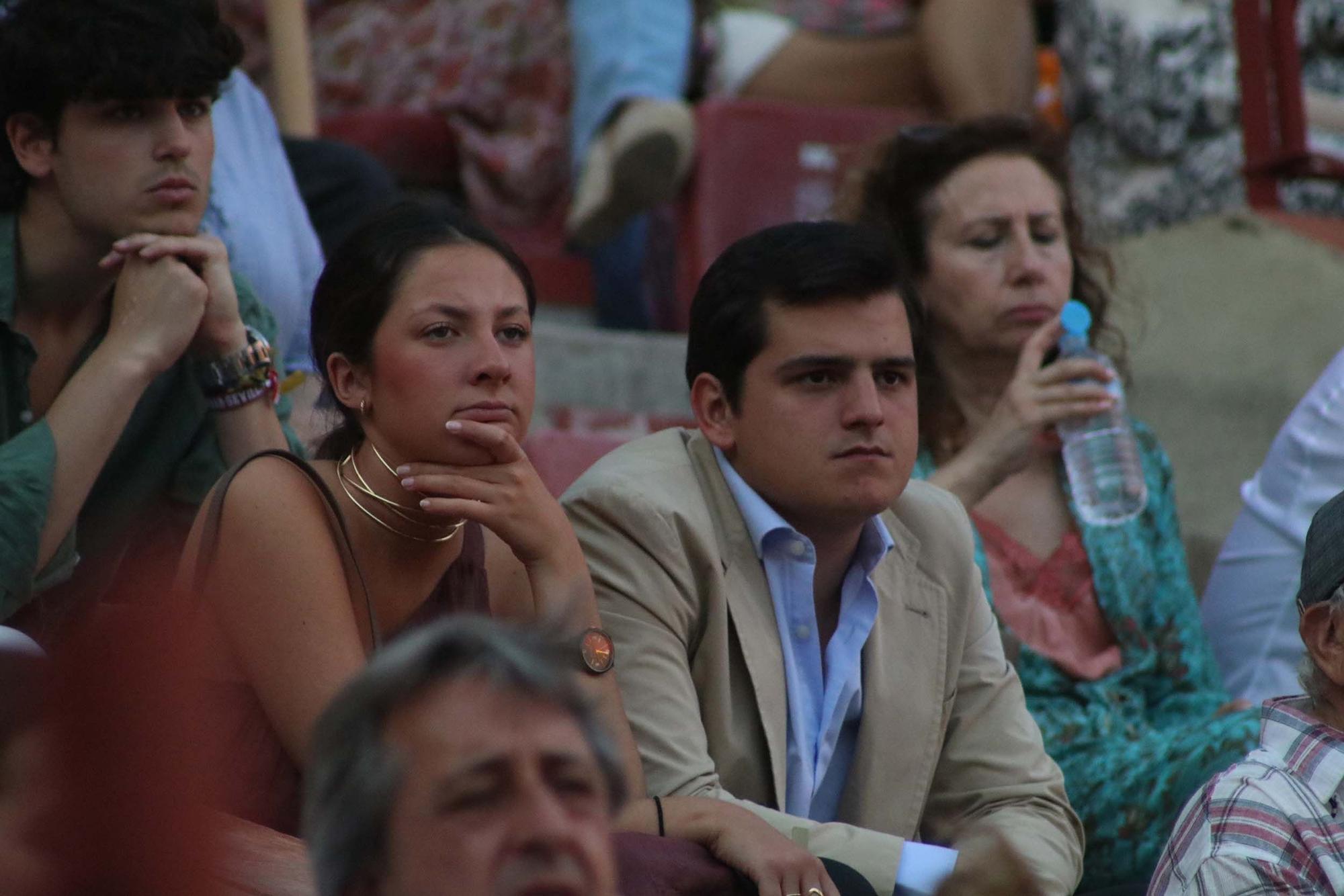 Los aficionados en el último espectáculo taurino de la Feria