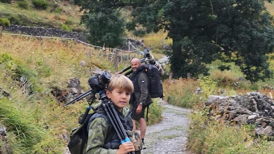 Maxi Díez, el gozoniego de 11 años que captura la fauna asturiana a través de su cámara: "Empecé con tres años yendo con mi padre al monte en una mochila"