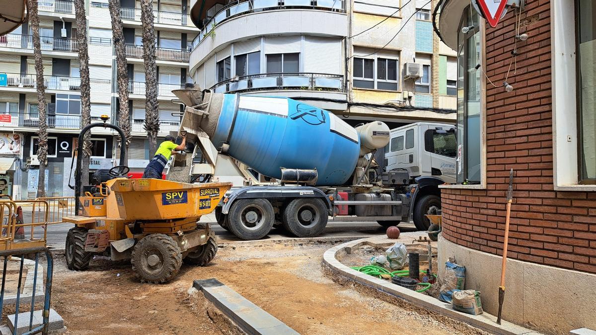Uno de los operario trabajando en las obras de la calle Sant Jaume.