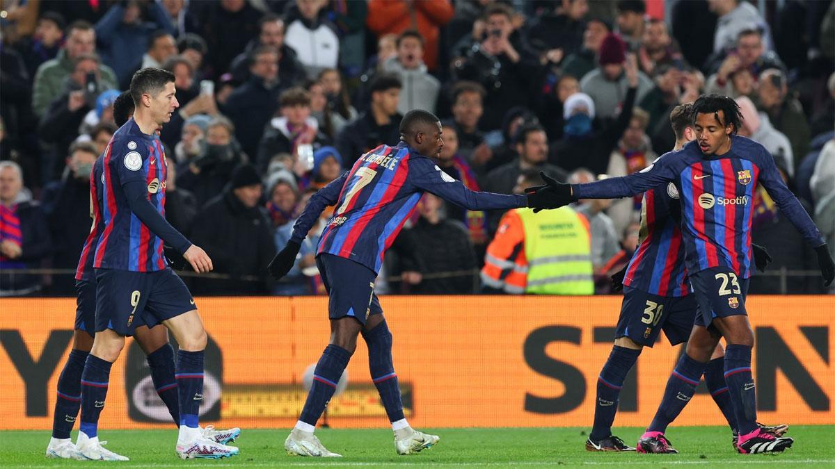 Ousmane Dembélé agradece a Jules Kounde el pase en el 1-0