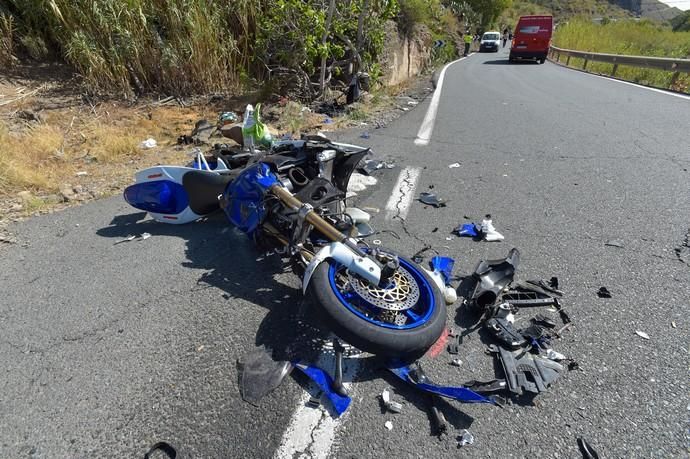 17-03-2019 SAN BARTOLOMÉ DE TIRAJANA. Accidente. Choca un coche contra tres motos.   Fotógrafo: ANDRES CRUZ  | 17/03/2019 | Fotógrafo: Andrés Cruz