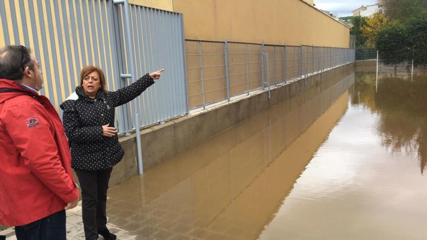 La consejera de Educación y Universidades, María Isabel Sánchez-Mora, visitó hoy algunos de los centros más afectados