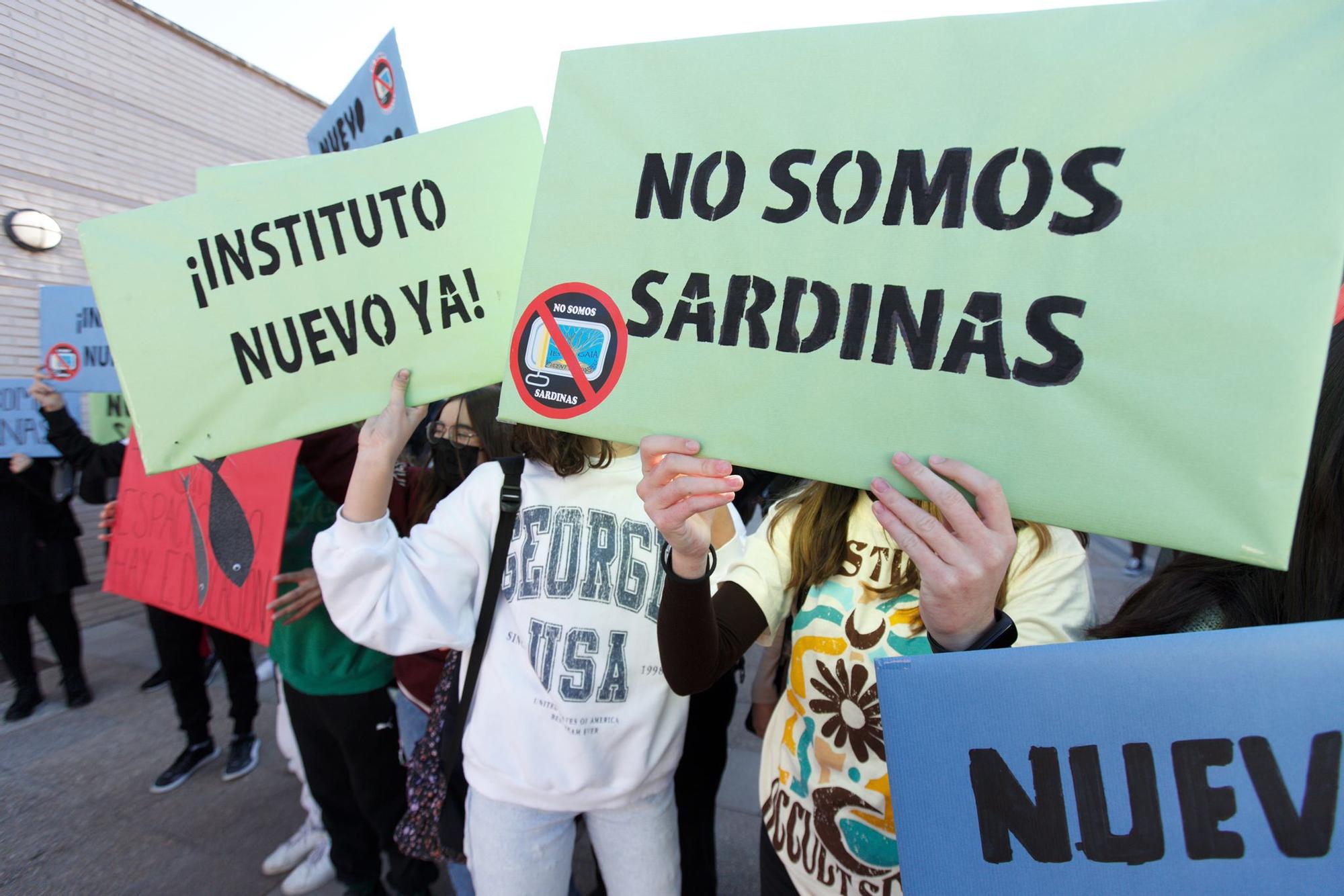 Protestas en el IES Gaia de San Vicente del Raspeig contra la masificación que sufren en el instituto