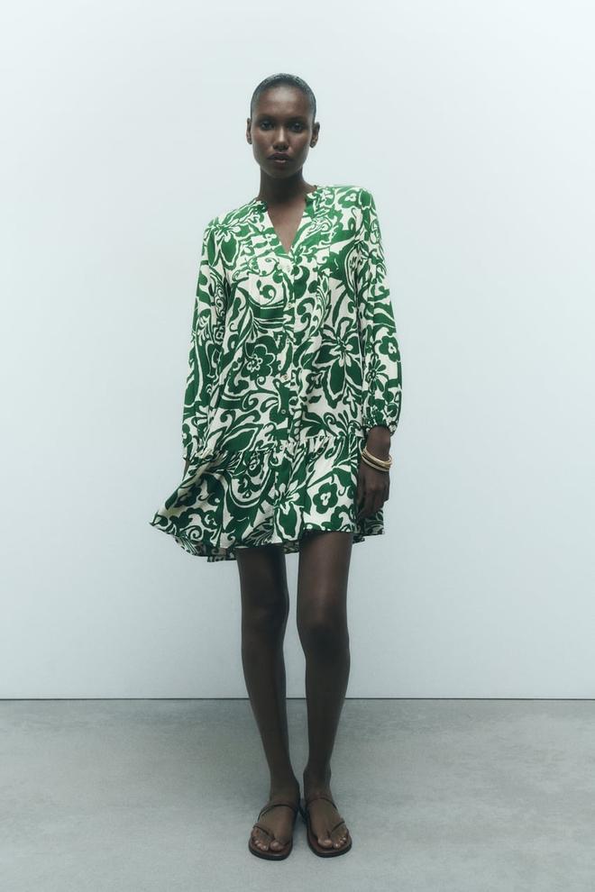 Vestido verde corto con estampado de flores de Zara