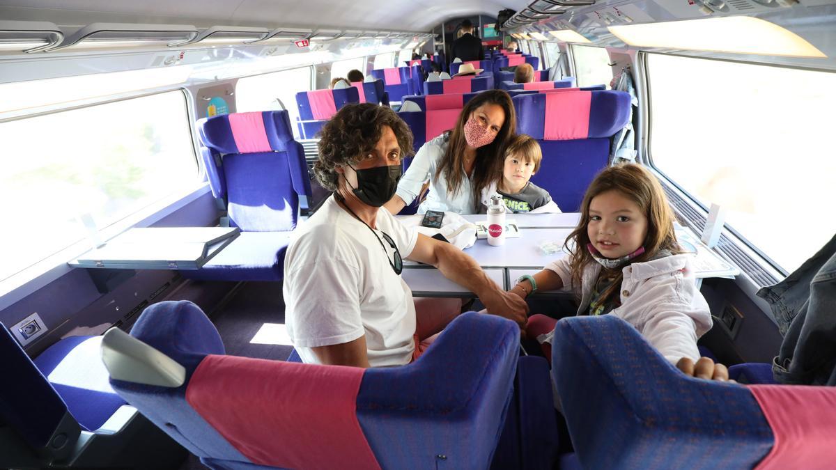 Una familia viaja en el primer trayecto entre Barcelona y Madrid, con parada en Zaragoza, en el tren Ouigo.