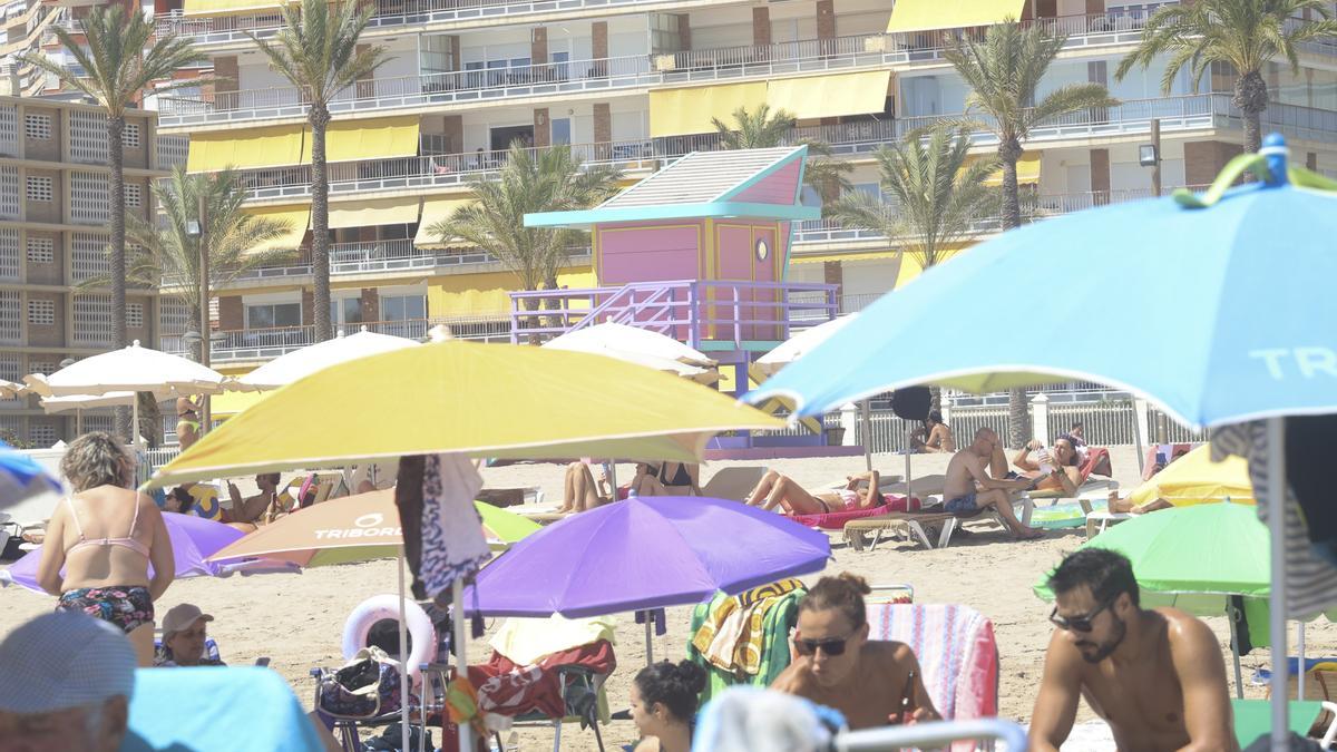 Una de las casetas de la playa de San Juan, sin socorristas en ella.