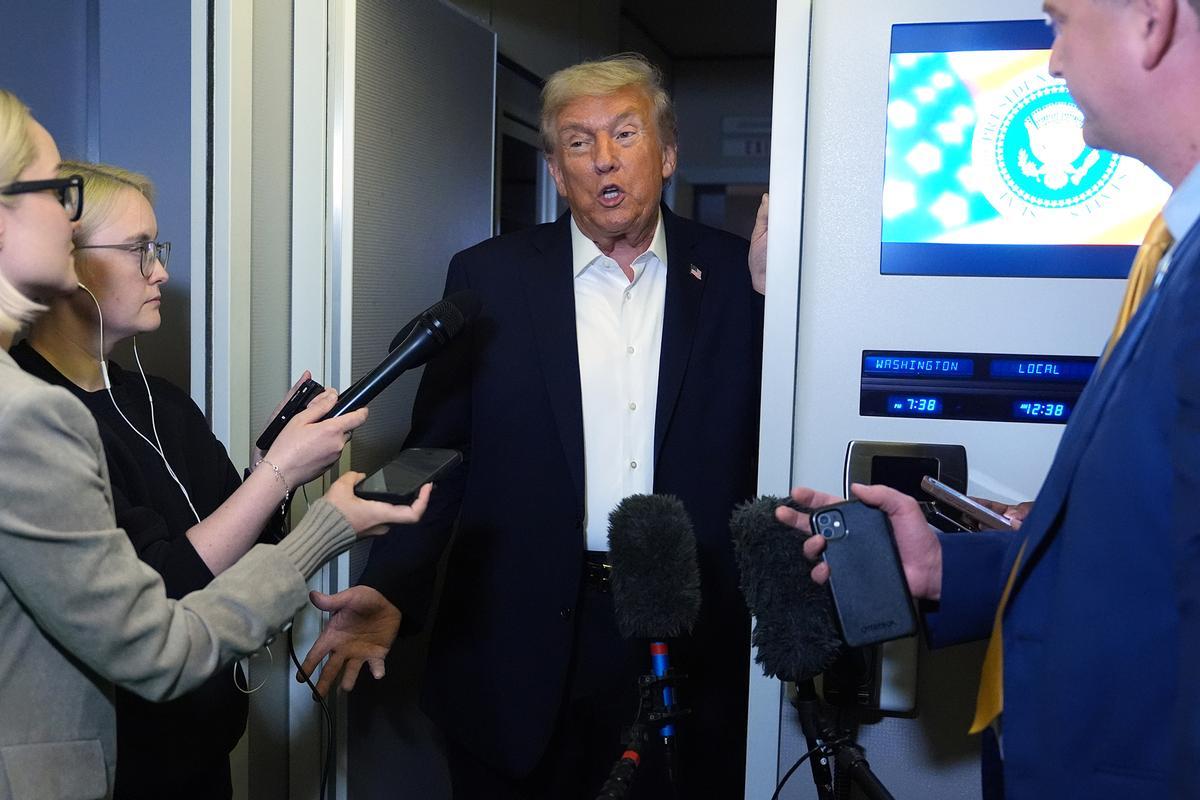 Trump atiende a los periodistas en una parada técnica del Air Force One en Inglaterra