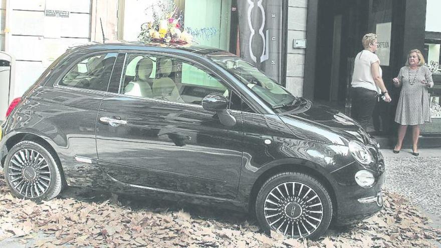 Renovado recientemente, el coqueto Fiat 500 posa en una céntrica calle de la capital murciana