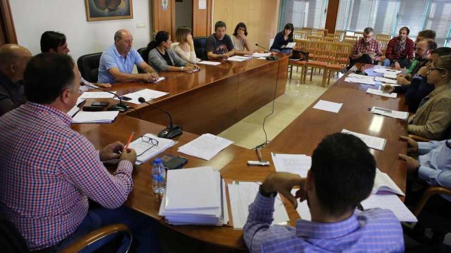 La corporación de Vila de Cruces durante una sesión plenaria. // Bernabé/Gutier