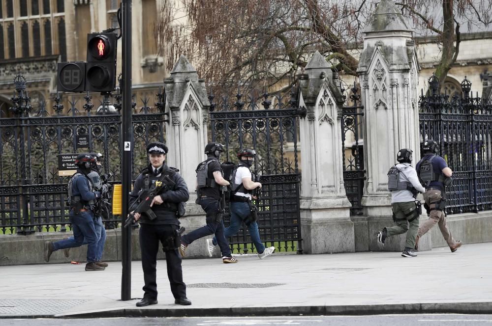 Tiroteig i apunyalament davant el Parlament britànic