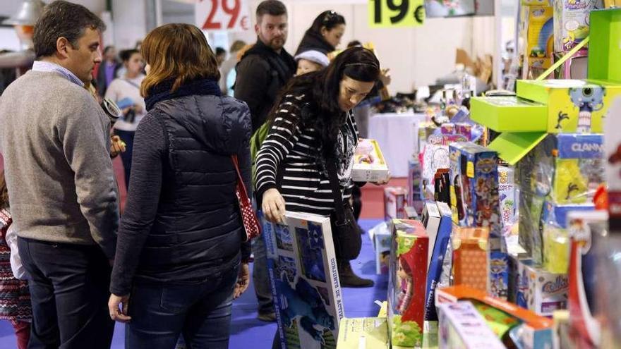 Numeroso público rebuscó ayer entre la oferta comercial. // Bernabé/Luismy