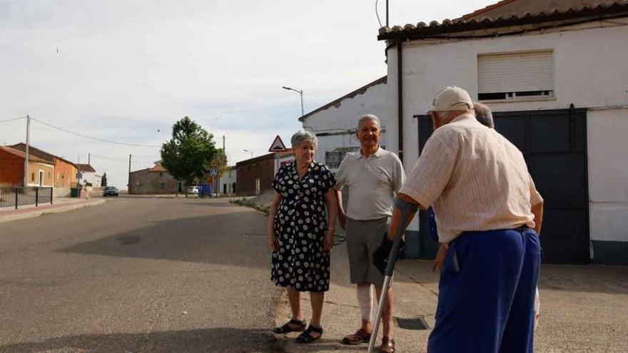 María Merino, Gregorio Castillo y Tomás de la Iglesia en una calle de Cubillos.