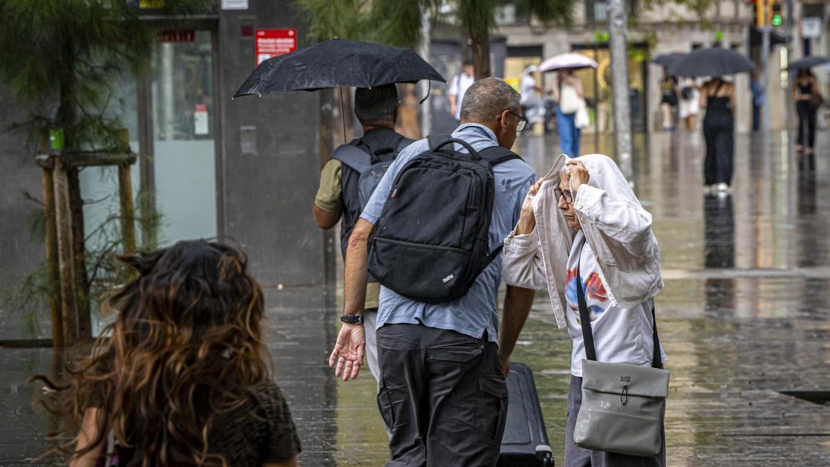 Ambiente de lluvia en el centro de Barcelona.