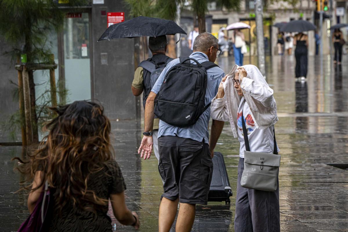 Ambiente de lluvia en el centro de Barcelona.