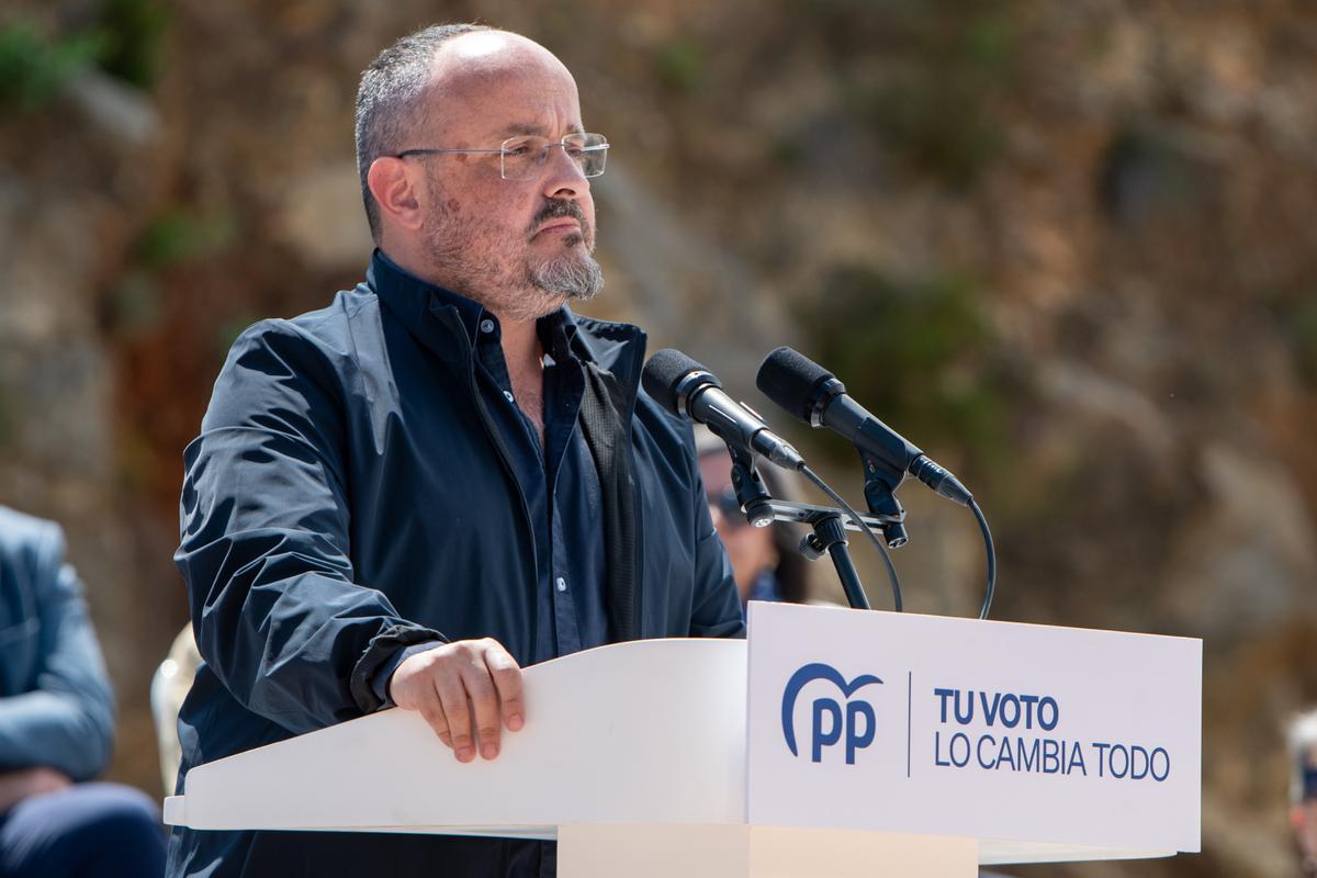 Fernández (PP) pide tirar a Sánchez y Puigdemont a la papelera de la Historia