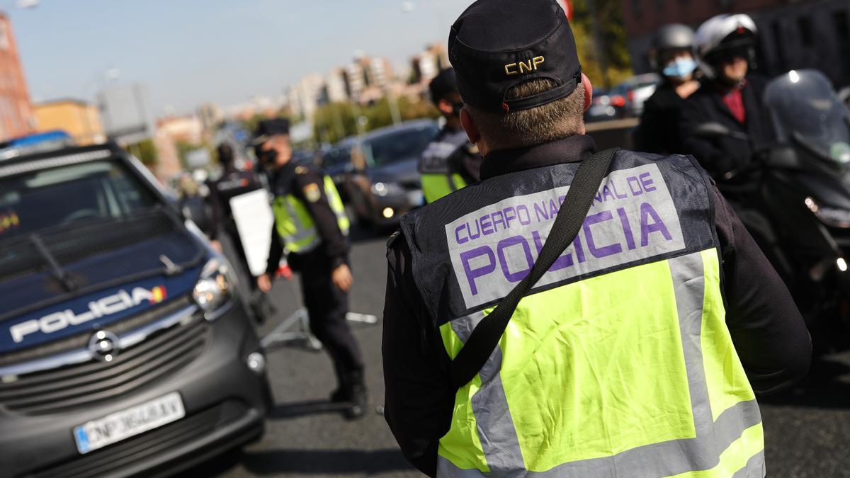 Control policial en un acceso a Madrid JESÚS HELLÍN Europa Pres
