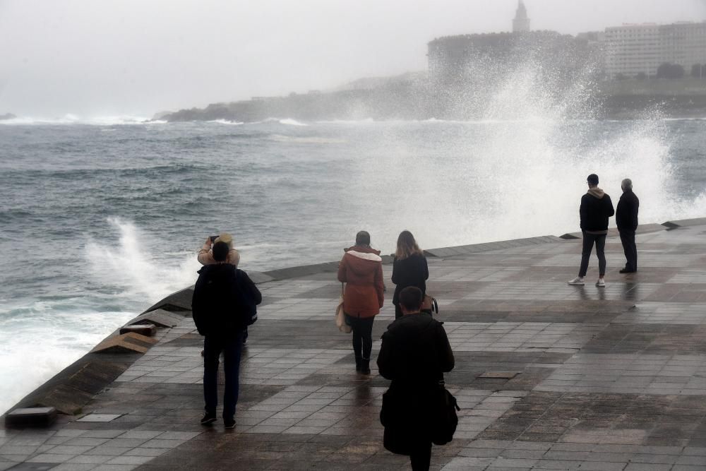 La costa de A Coruña, en alerta naranja por oleaje