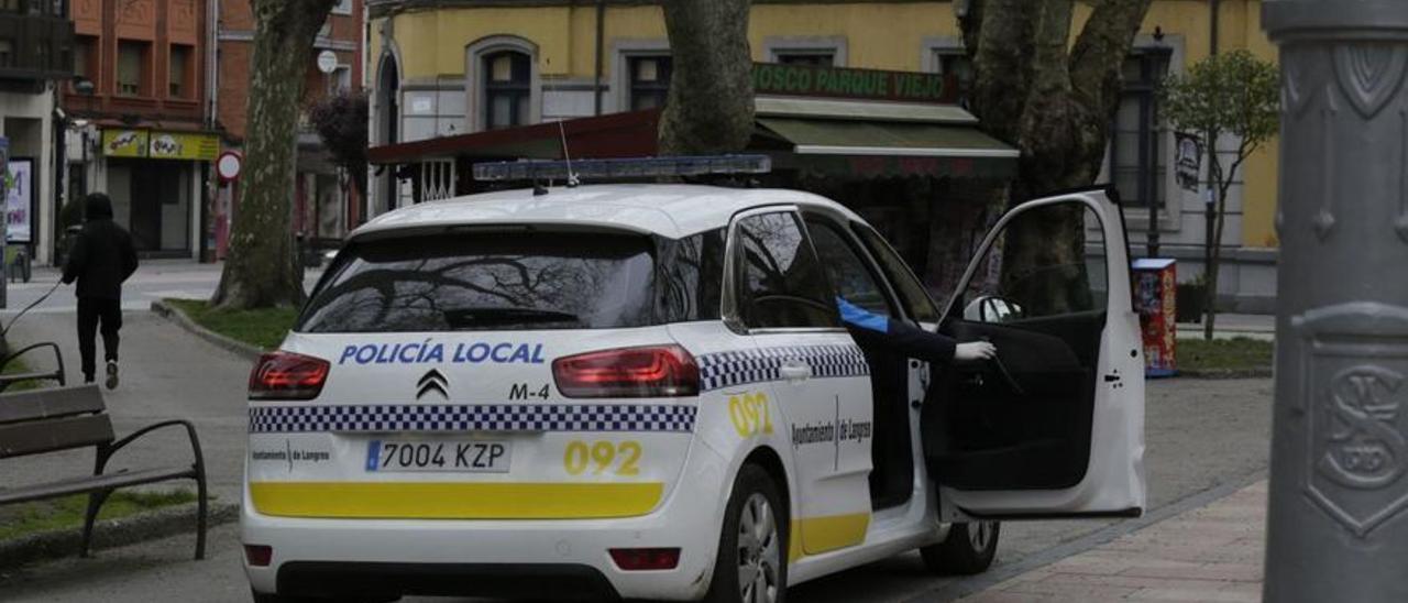 Policía Local de Langreo durante una intervención