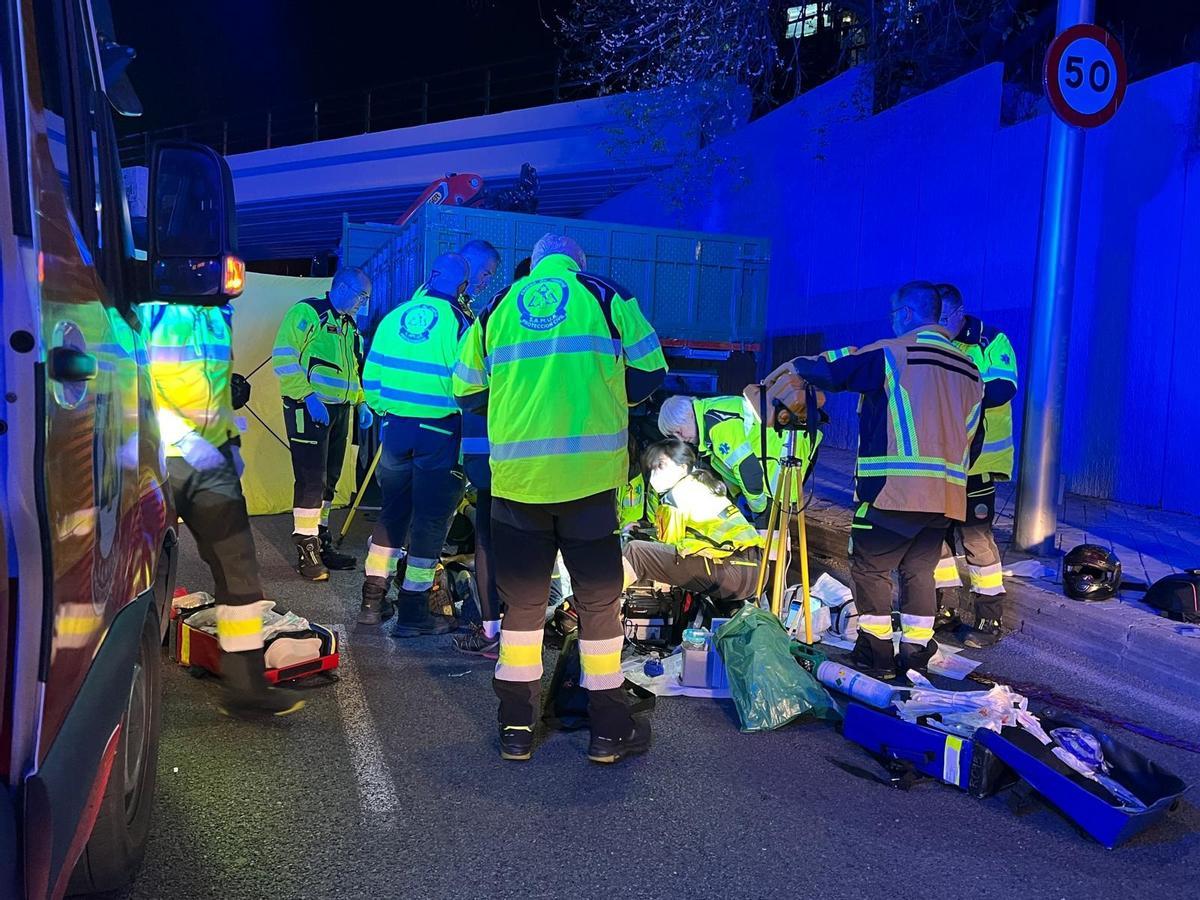 Trabajadores de SAMUR-Protección Civil asisten a un motorista accidentado en Arganzuela.