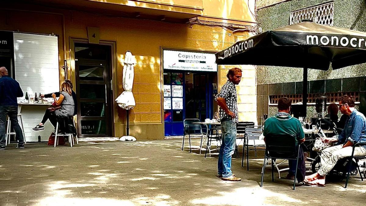 La terraza de Monocrom, en la plaza de Cardona.