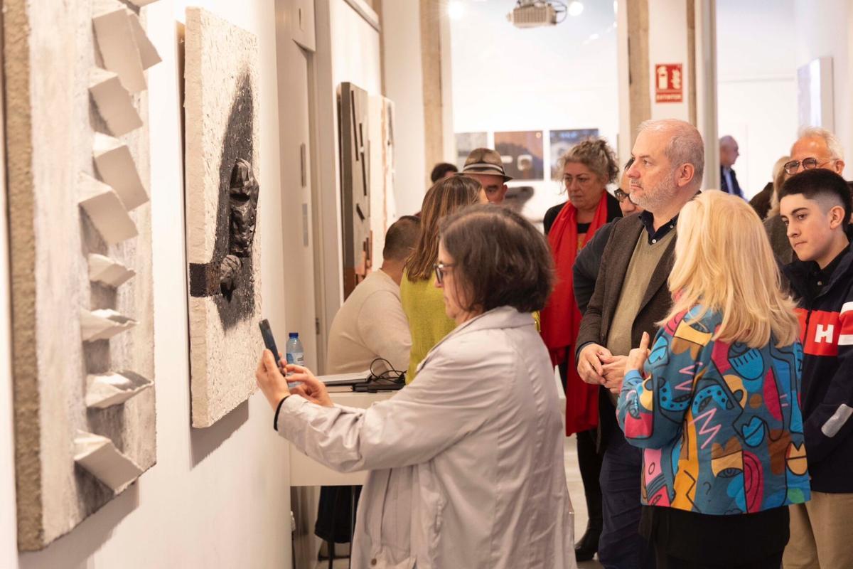 Visitantes durante la apertura de la exposición 'Xeografías de area', del escultor Elías Cochón.