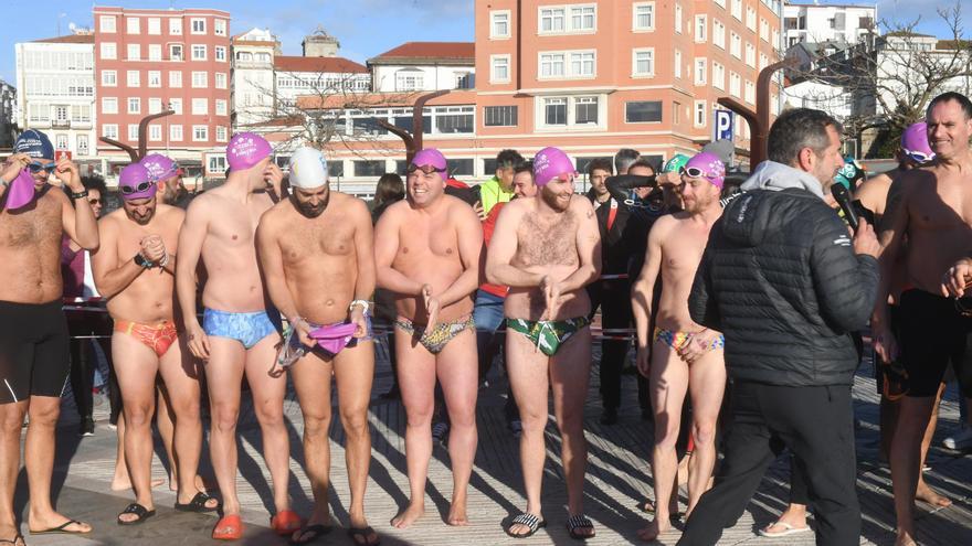 Un baño gélido por una buena causa en A Coruña