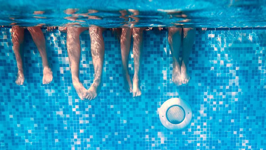 Una niña de tres años sufre síntomas de ahogamiento en la piscina de una escuela de natación de Castelló