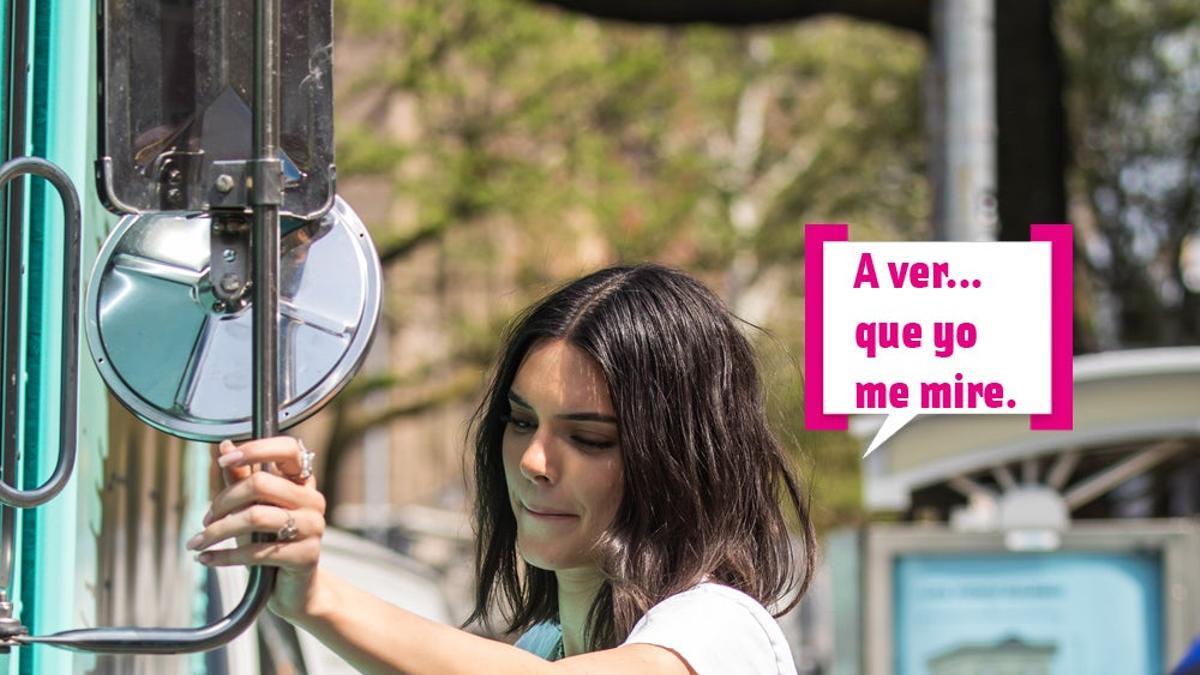 Kendall Jenner mirándose en el retrovisor de un camión
