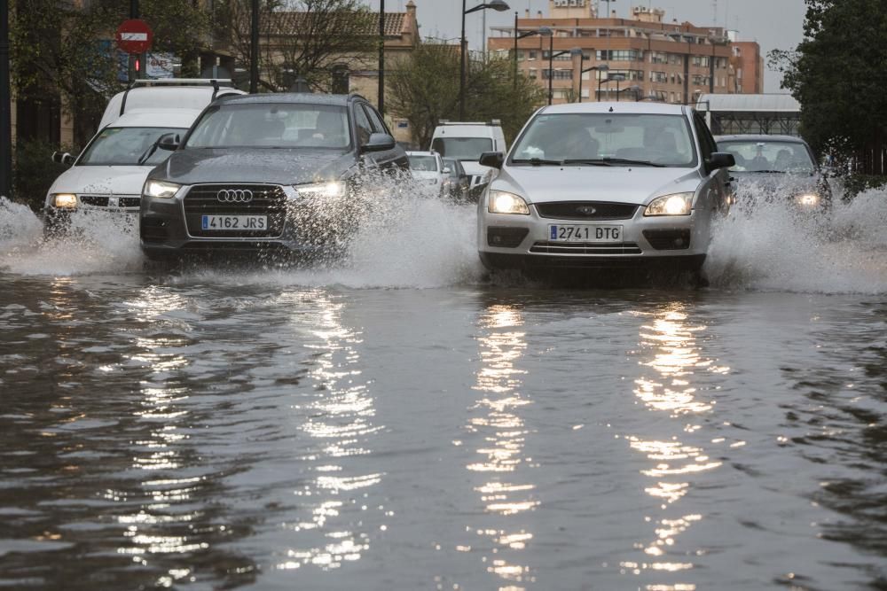 Tromba de agua que ha inundado la avenida Serrería en València.