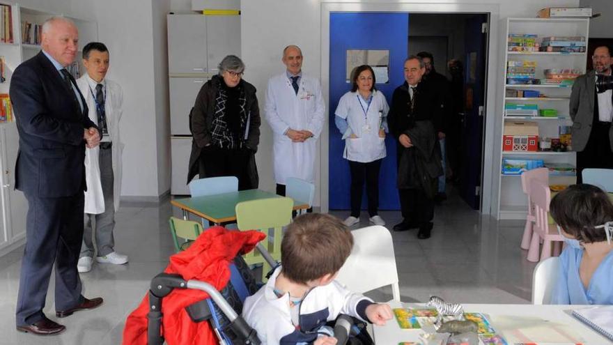 Blanco y González (primero y tercera por la izquierda), junto a personal directivo en las aulas del HUCA.