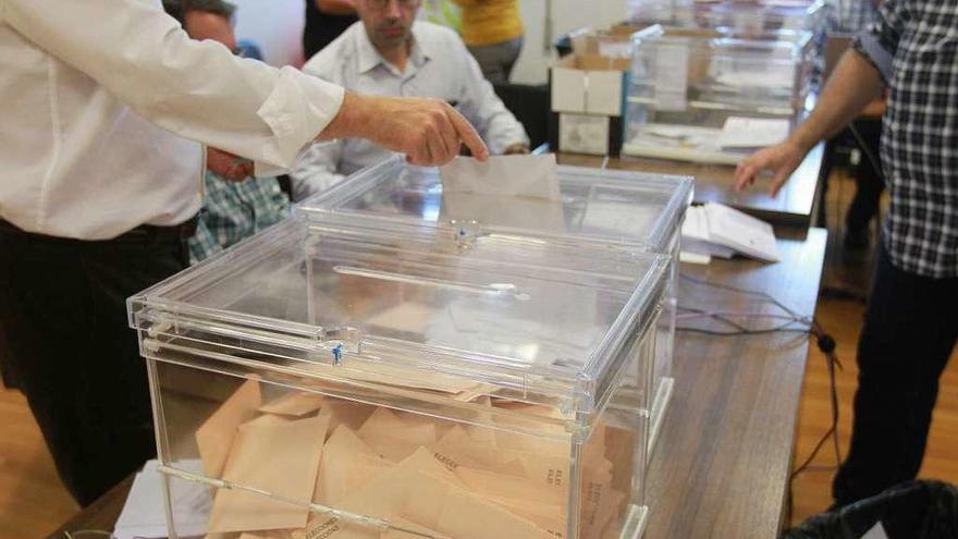 Recuento del voto emigrante en las pasadas elecciones generales del 10N. // Iñaki Osorio