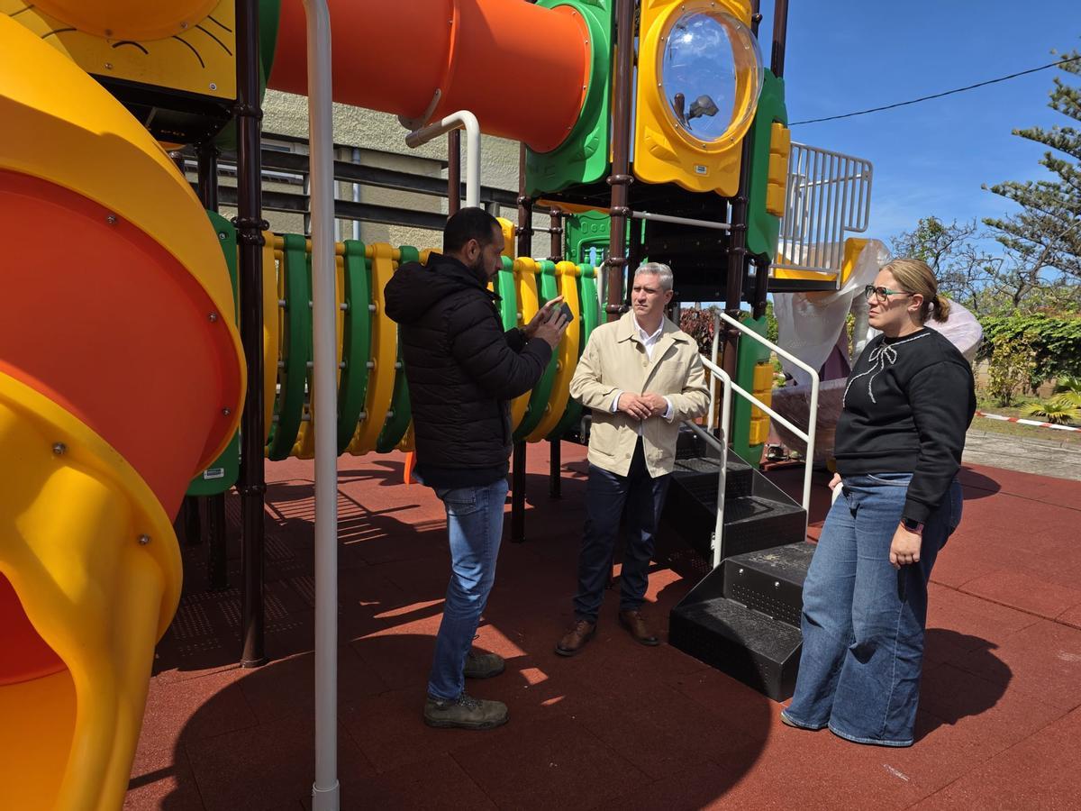 El nuevo parque apuesta por la inclusión, con la instalación de un columpio con asiento inclusivo.