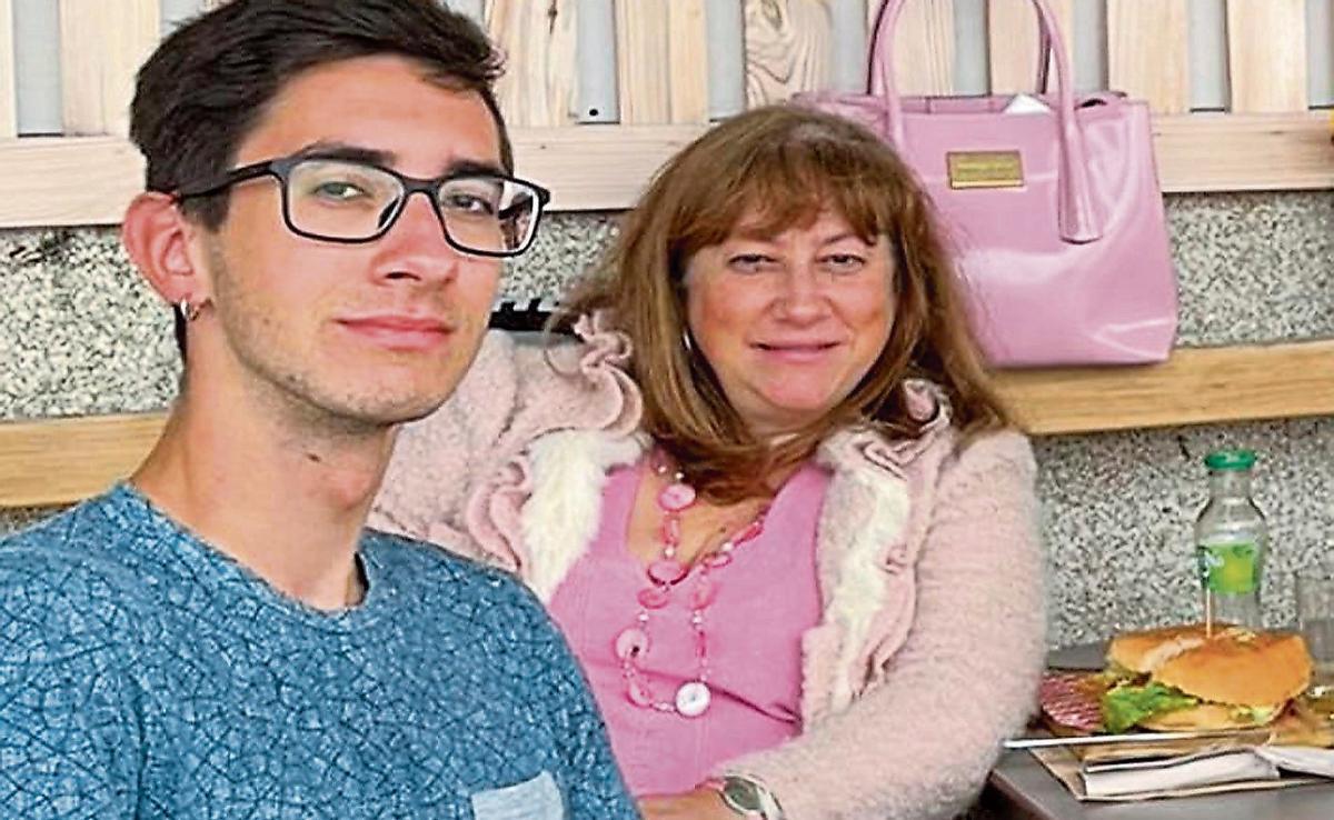 Yibrán junto a su madre, María.